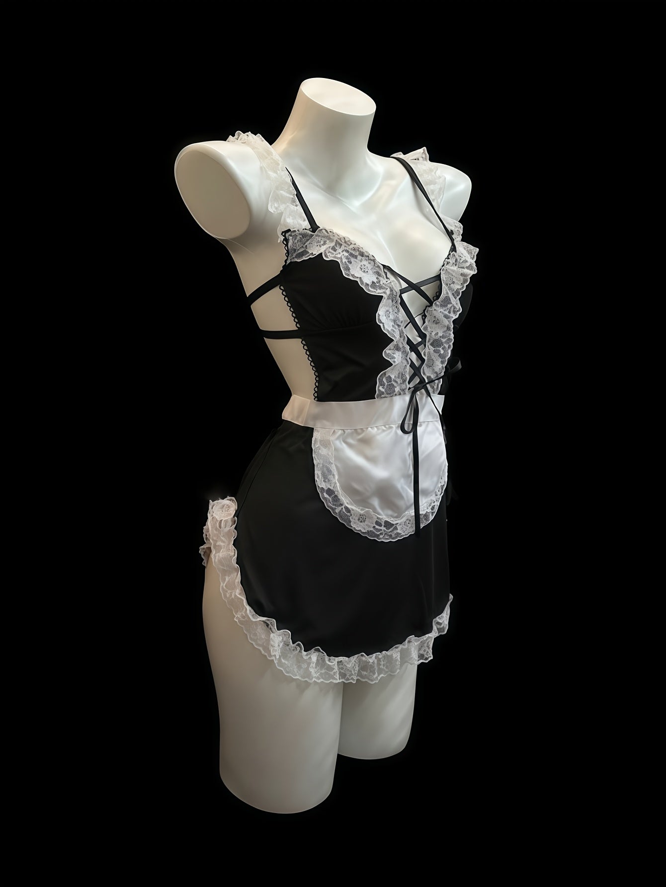 زي خادمة باللونين الأسود والأبيض