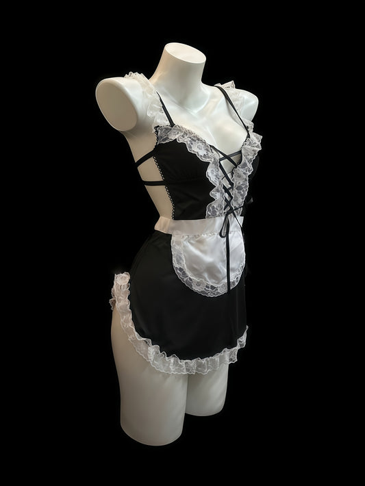 زي خادمة باللونين الأسود والأبيض