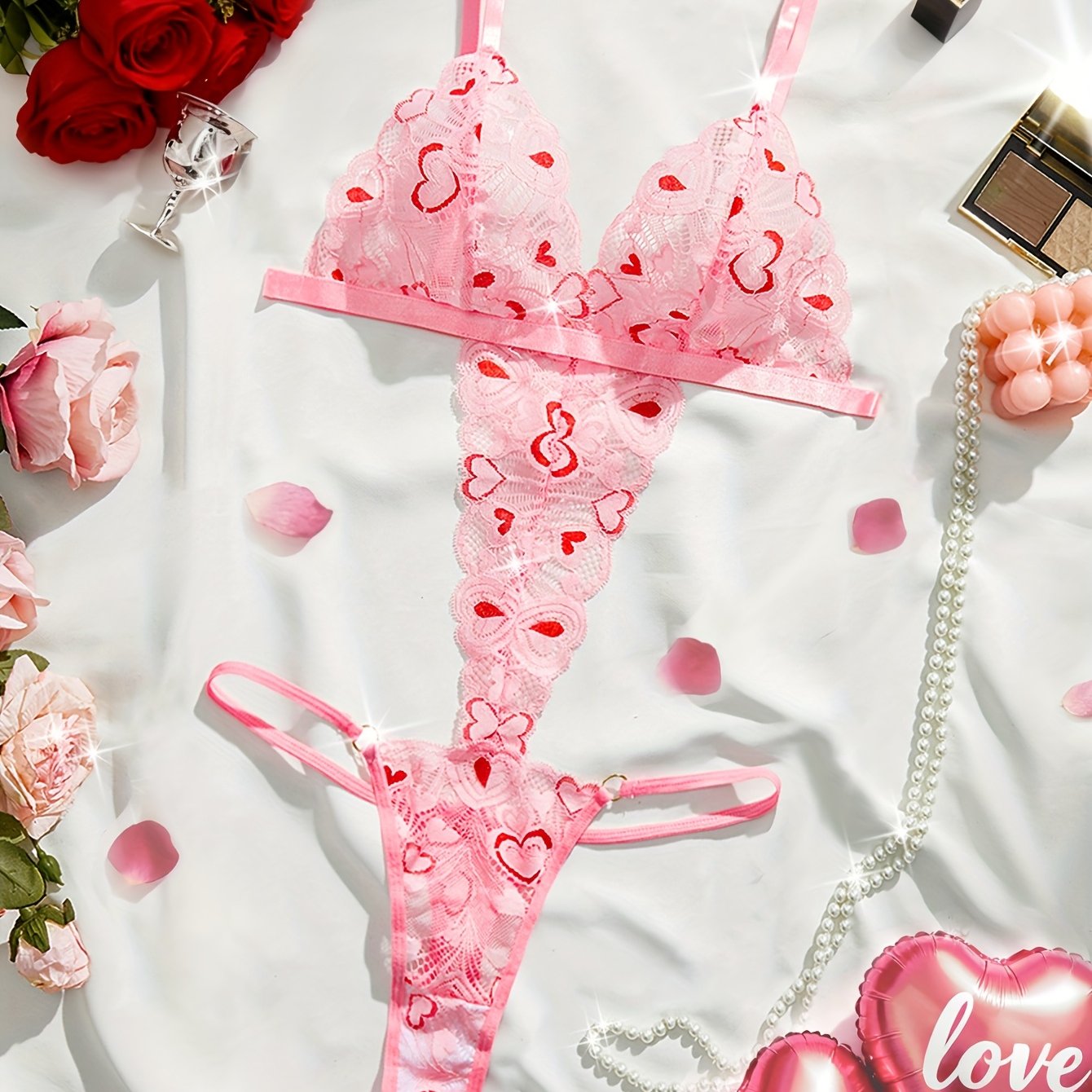 بدلة نسائية مزينة بالدانتيل