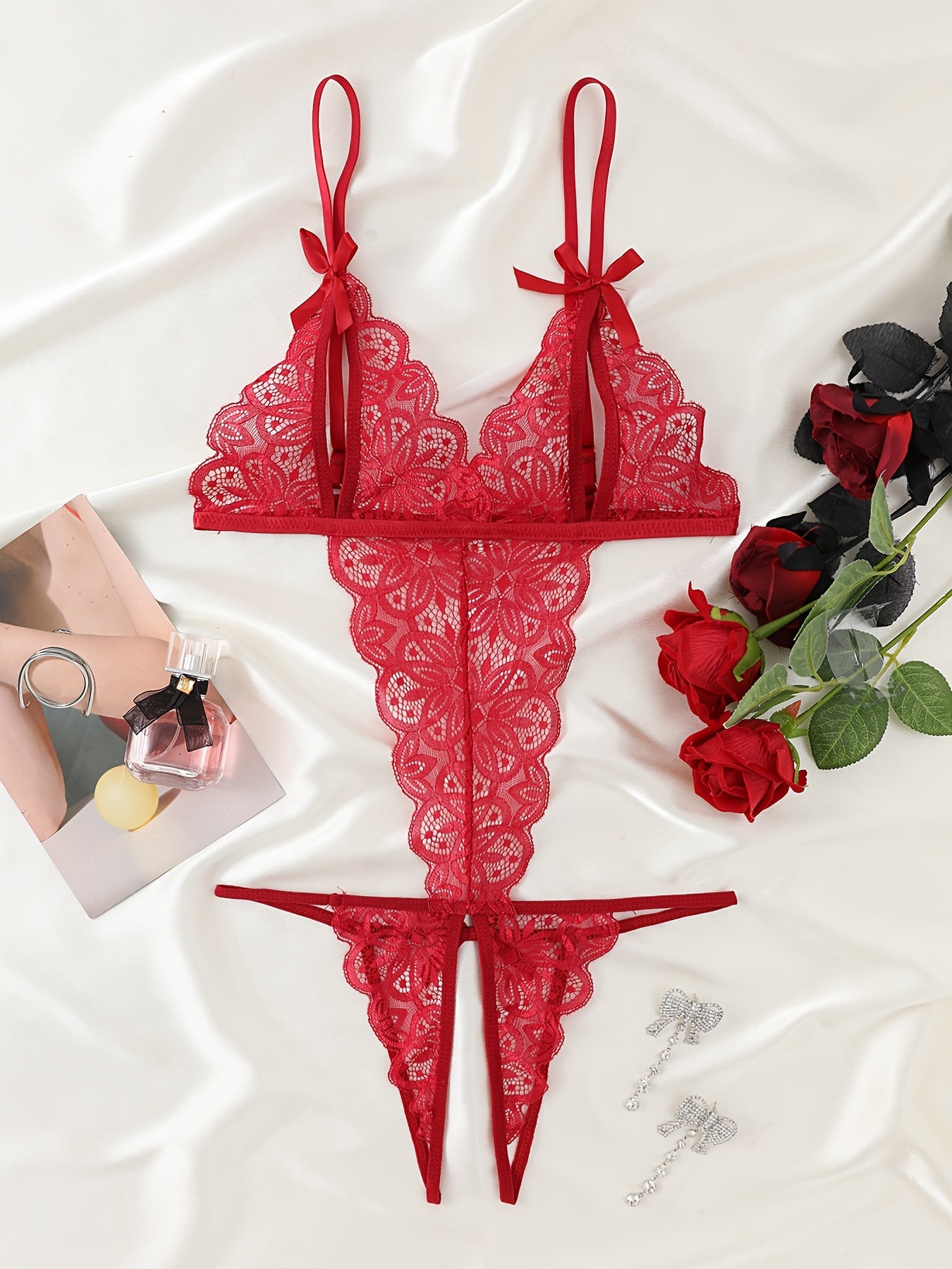 تبوتي أنثوي مزخرف بالدانتيل