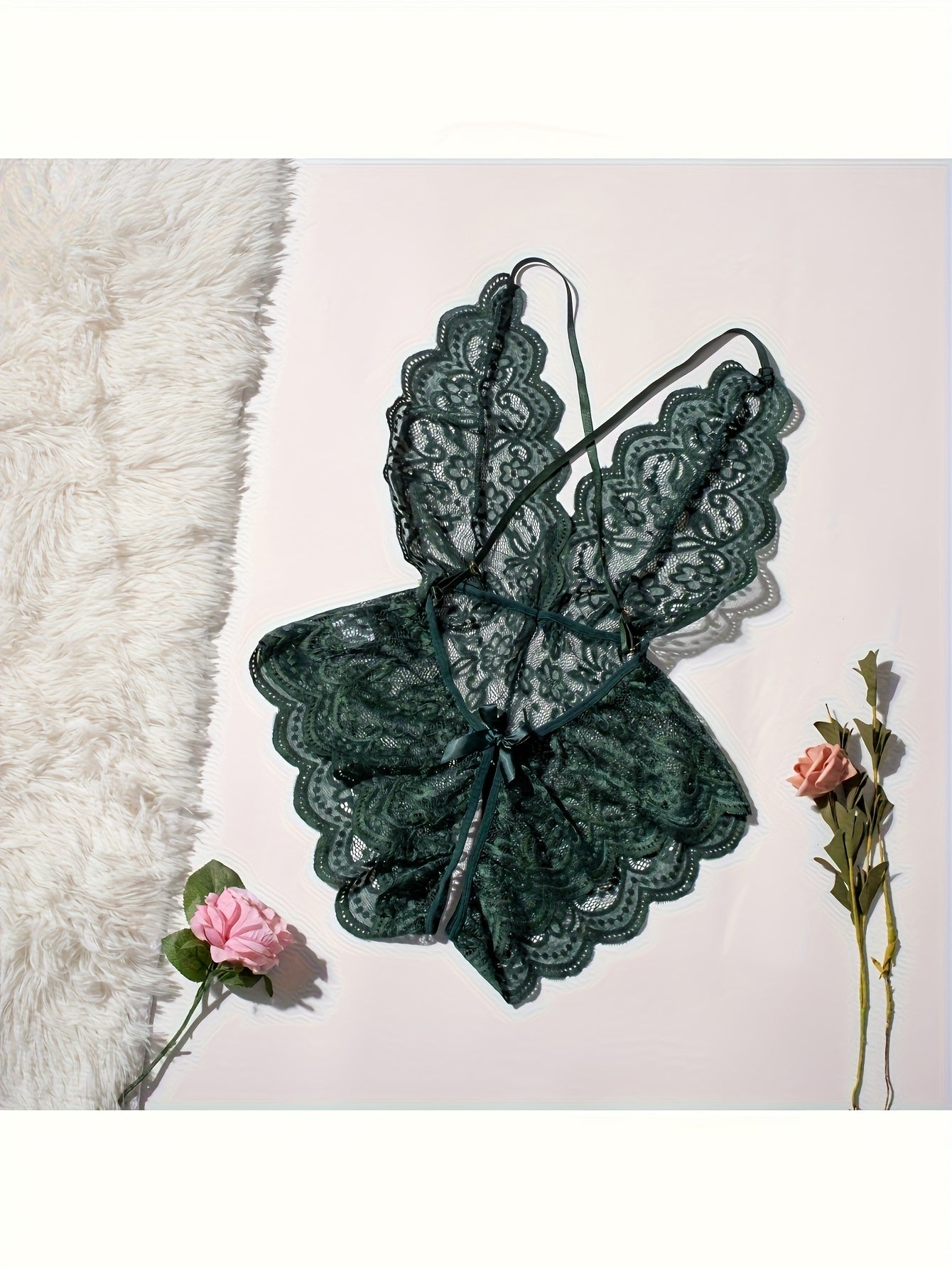 بدلة نسائية مثيرة بتصميم مفتوح