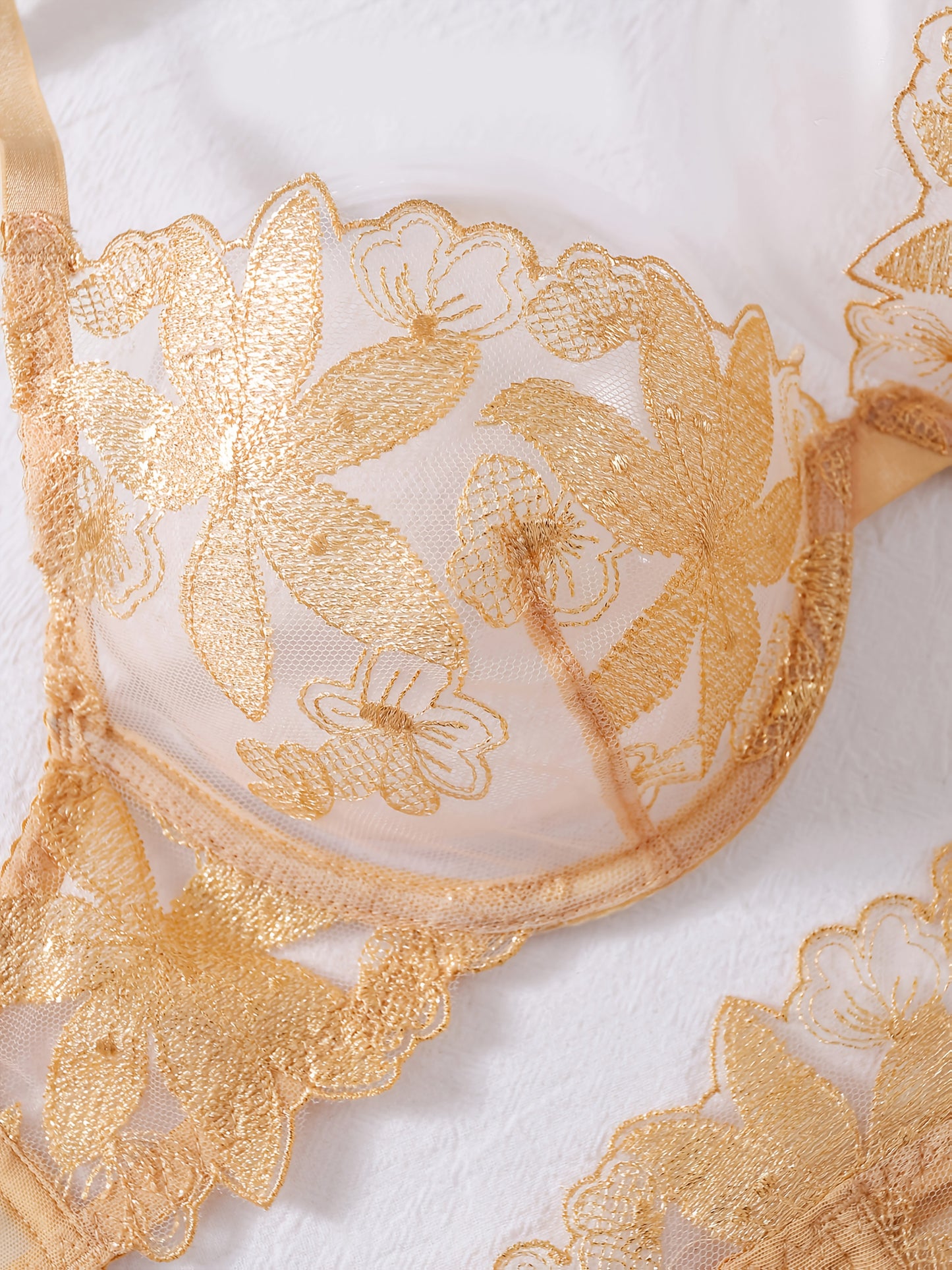 طقم لانجري ثلاثي القطع مع تطريز زهري