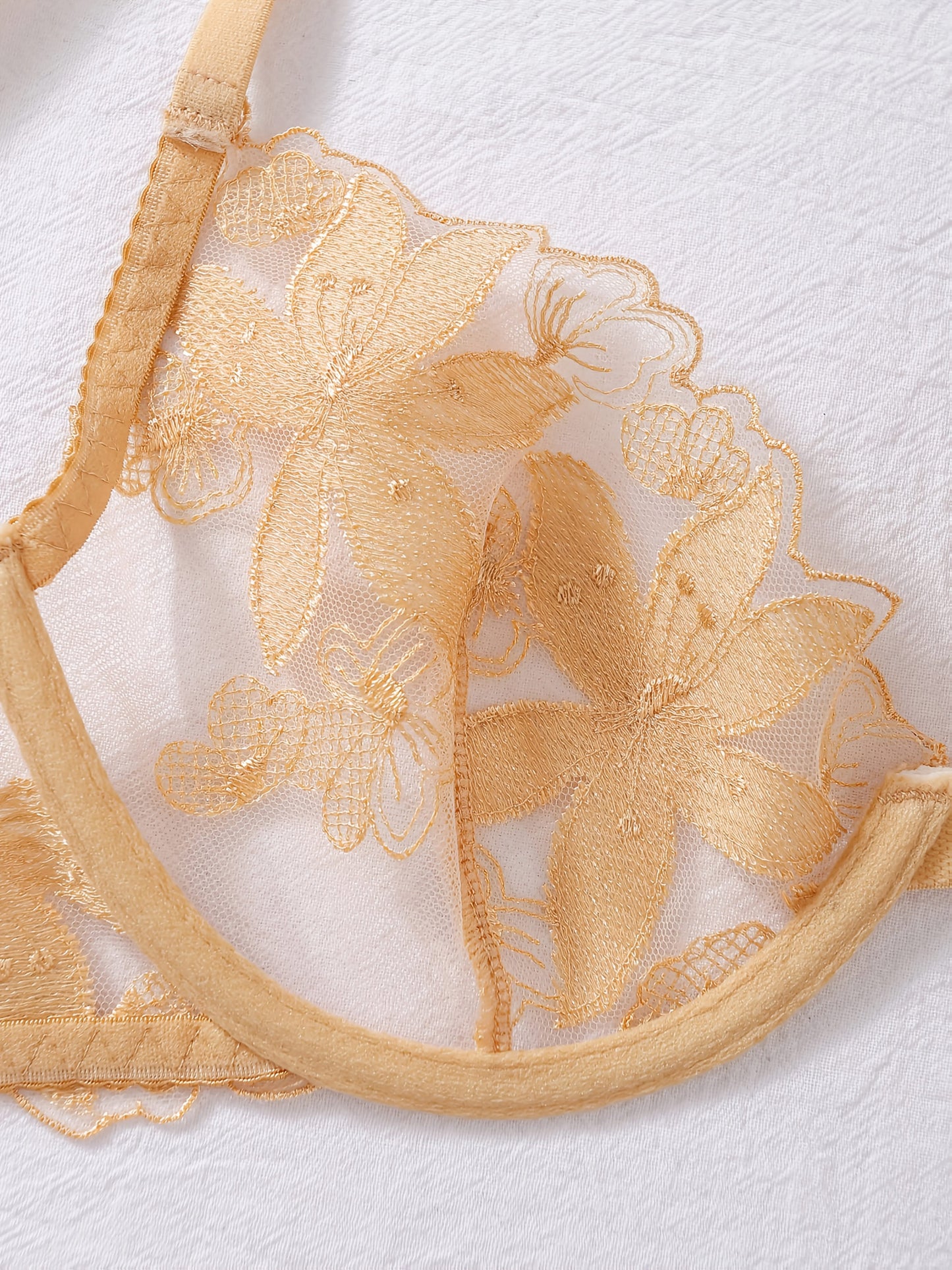 طقم لانجري ثلاثي القطع مع تطريز زهري