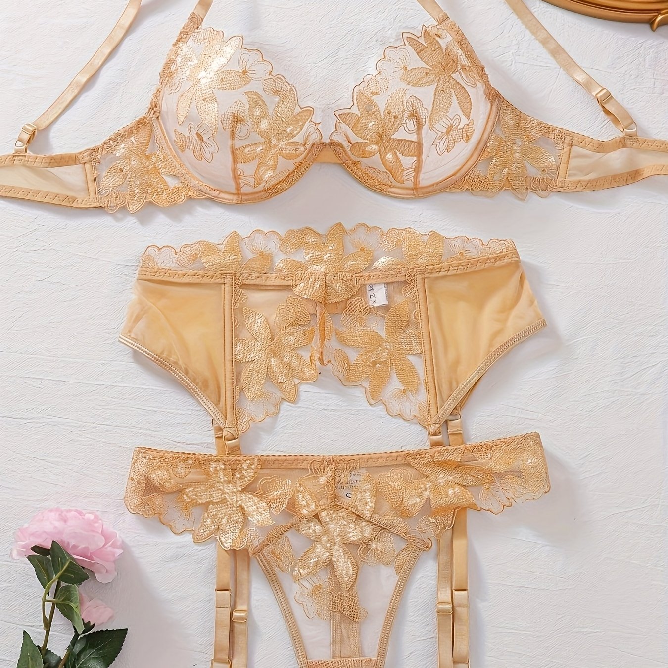 طقم لانجري ثلاثي القطع مع تطريز زهري