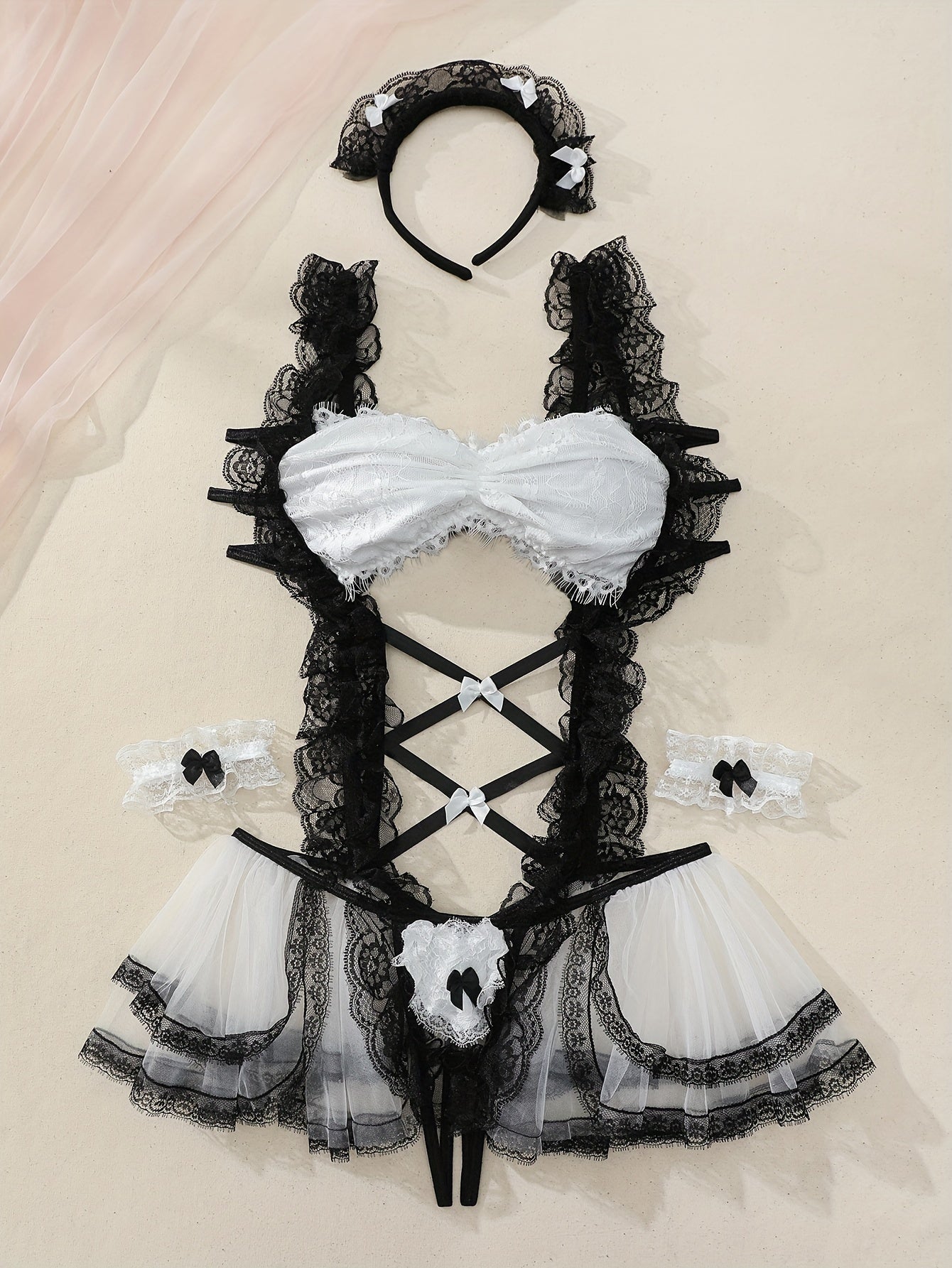 بدلة داخلية مثيرة بتصميم مفتوح