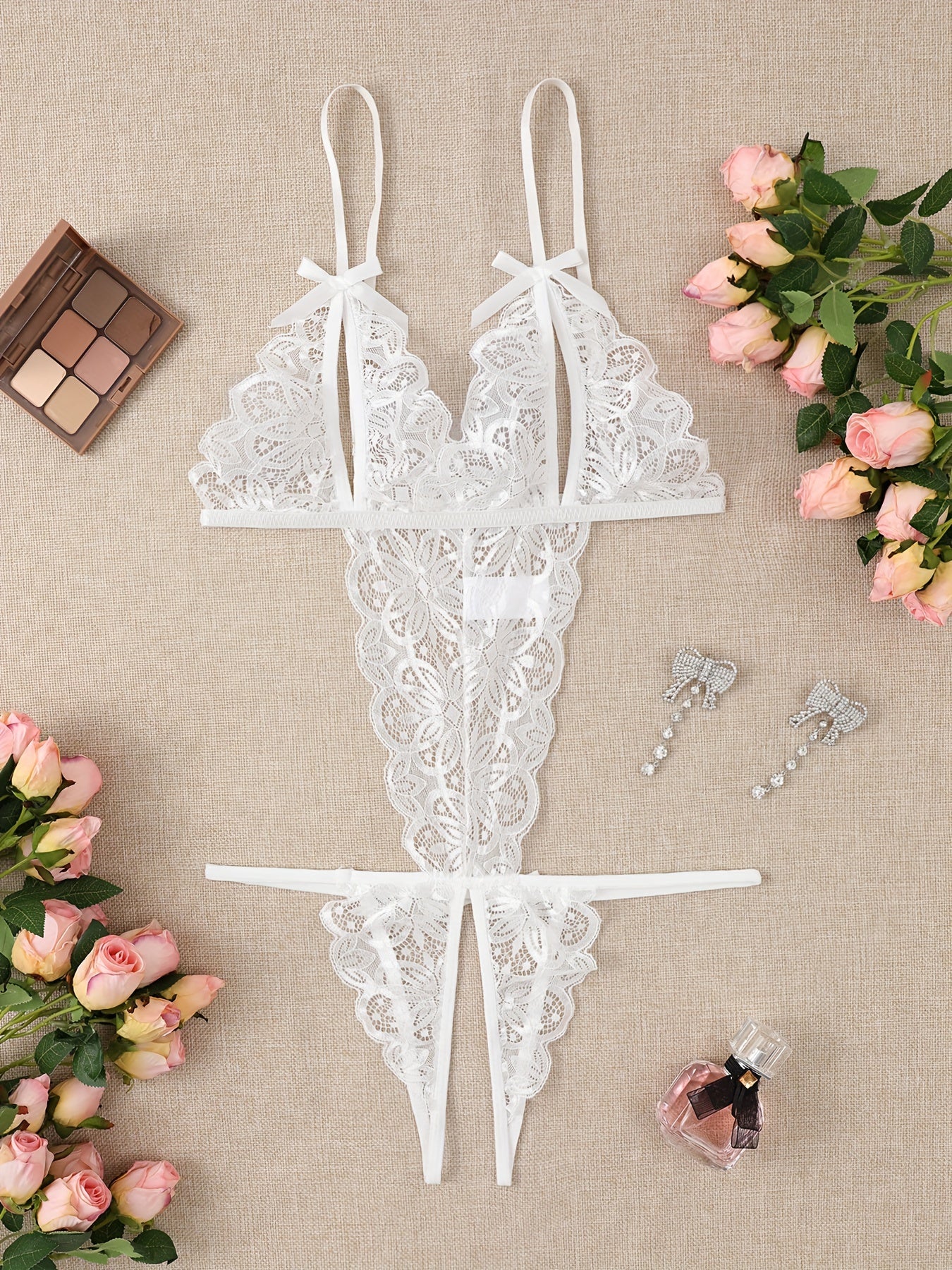 تبوتي أنثوي مزخرف بالدانتيل