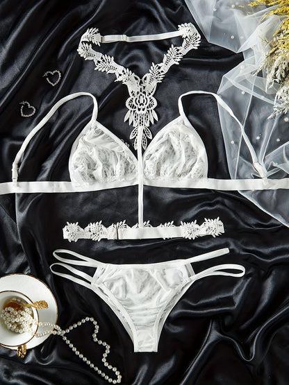 مجموعة لملابس داخلية أنيقة بيضاء