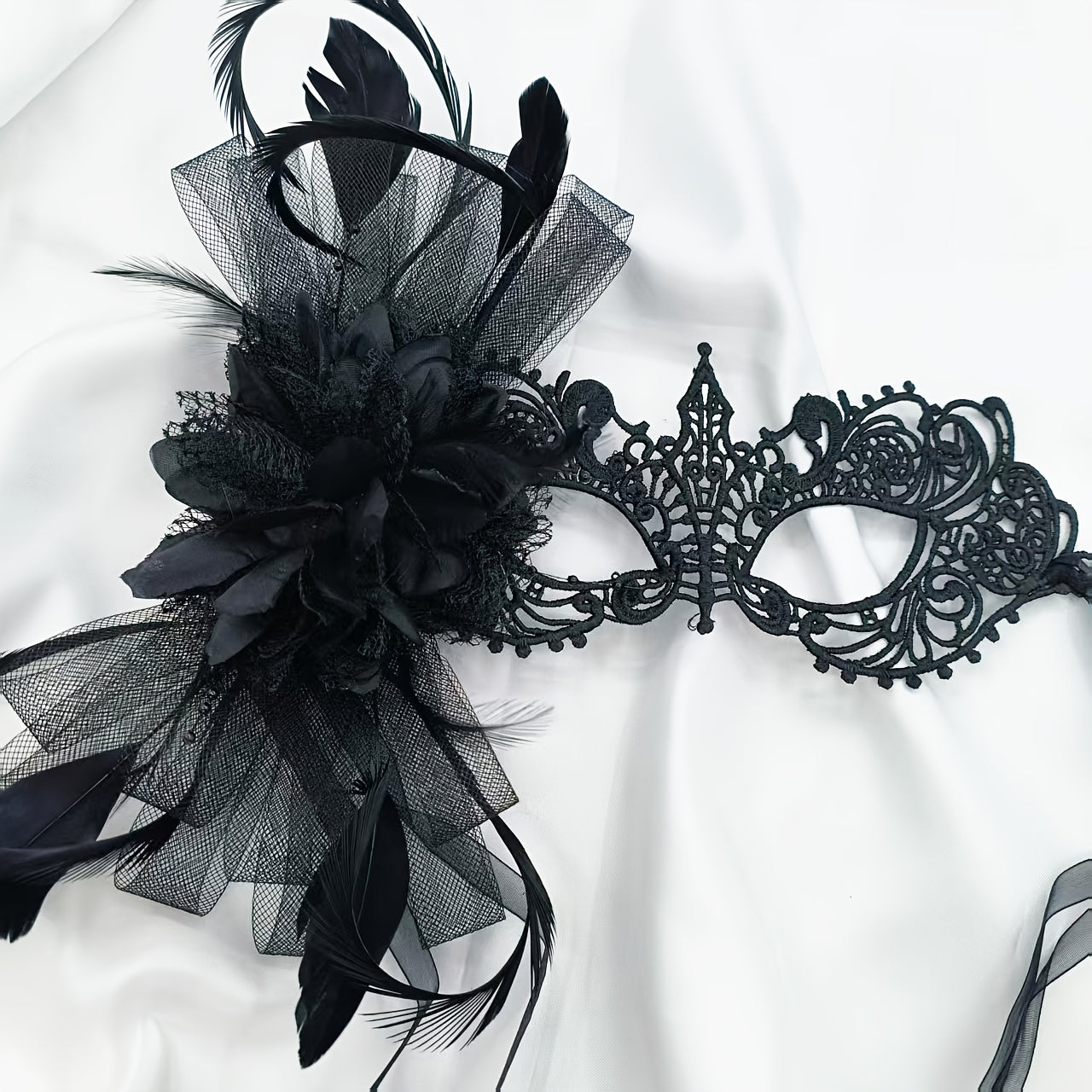 قناع نسائي غوثيك أنيق مزخرف بالريش