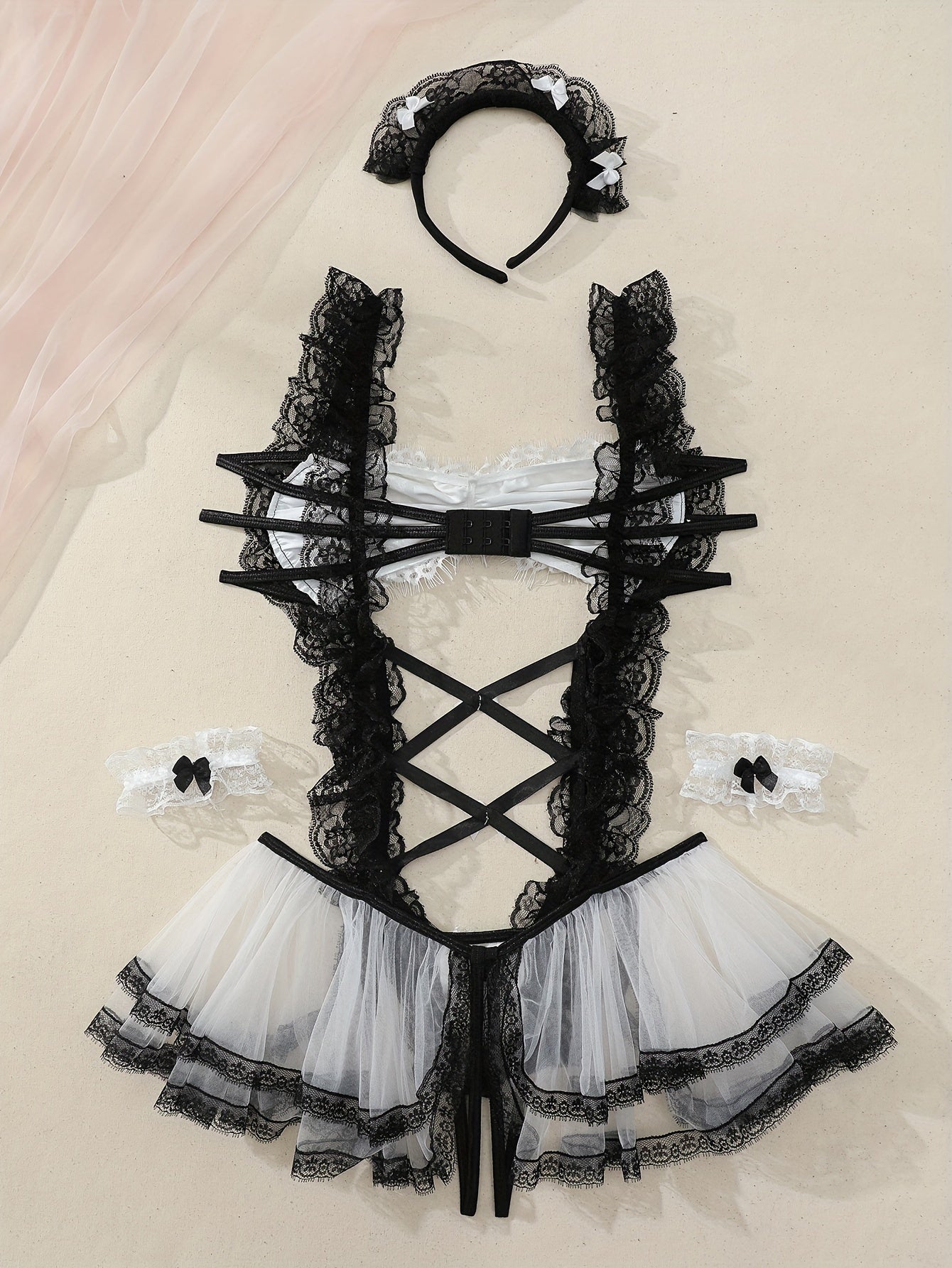 بدلة داخلية مثيرة بتصميم مفتوح