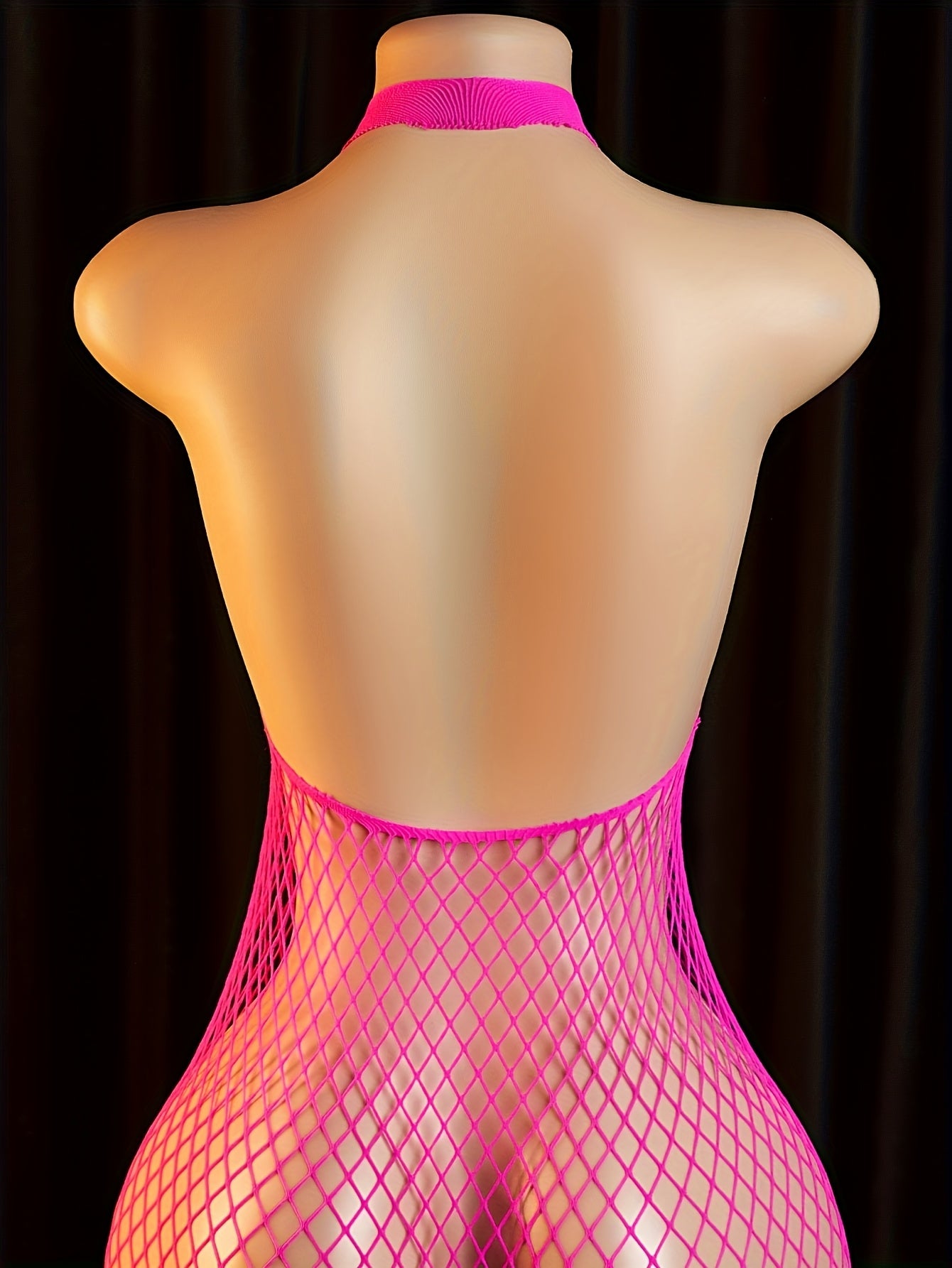 بدلة مثيرة بحمالات متقاطعة