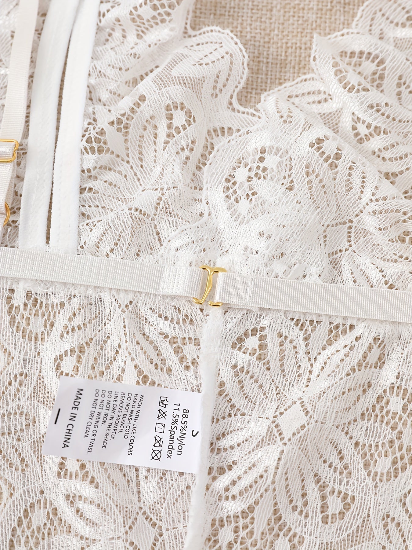 تبوتي أنثوي مزخرف بالدانتيل