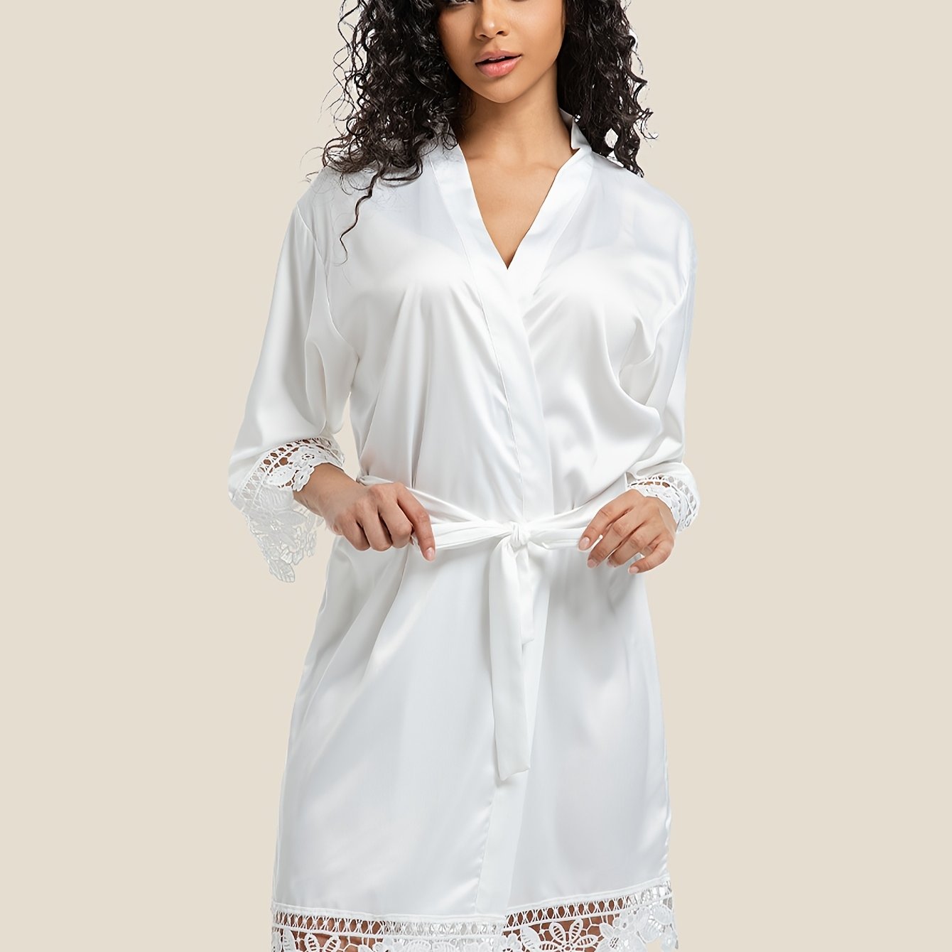 روب ساتين أبيض أنيق