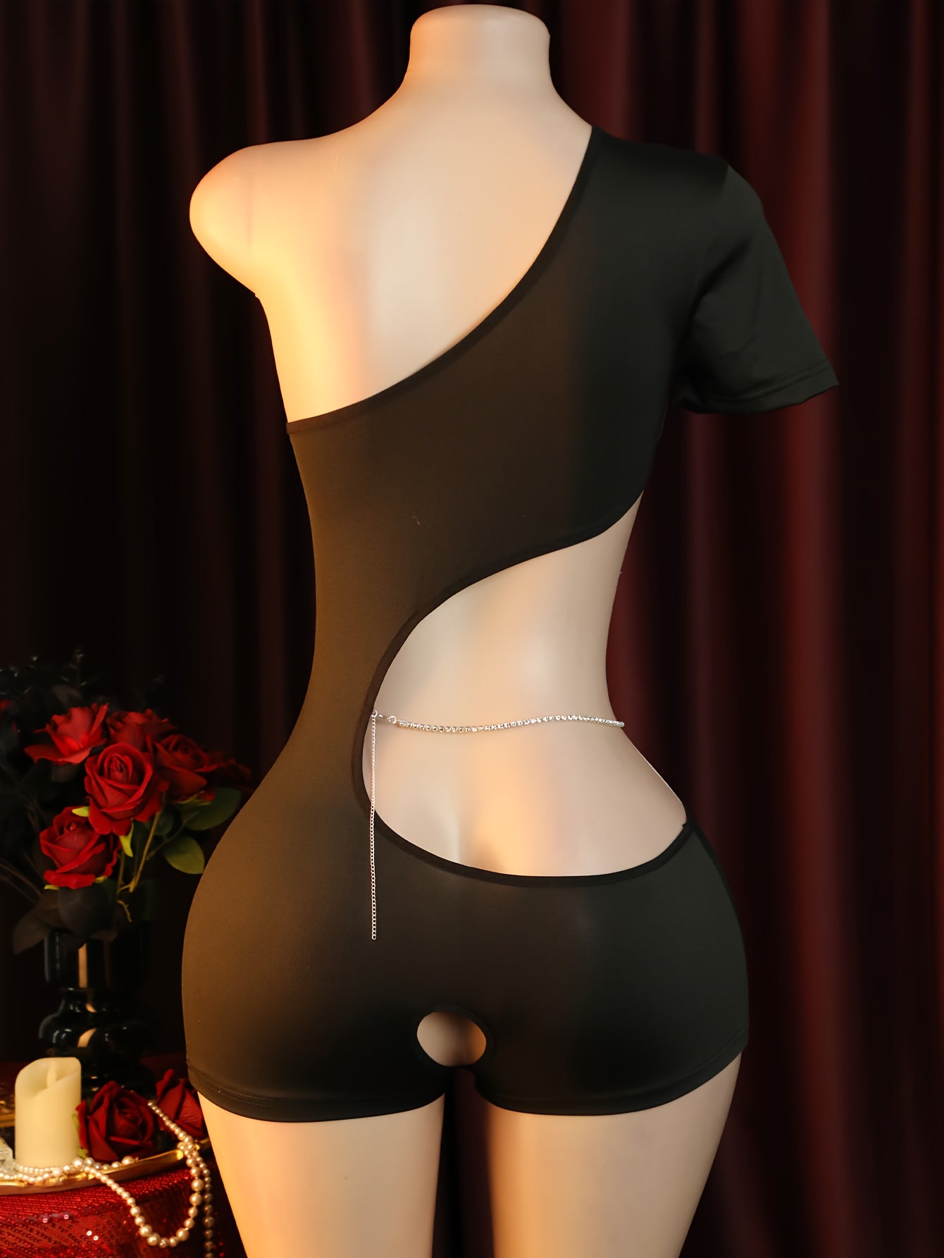 بدلة نسائية مثيرة بقصة غير متناسقة