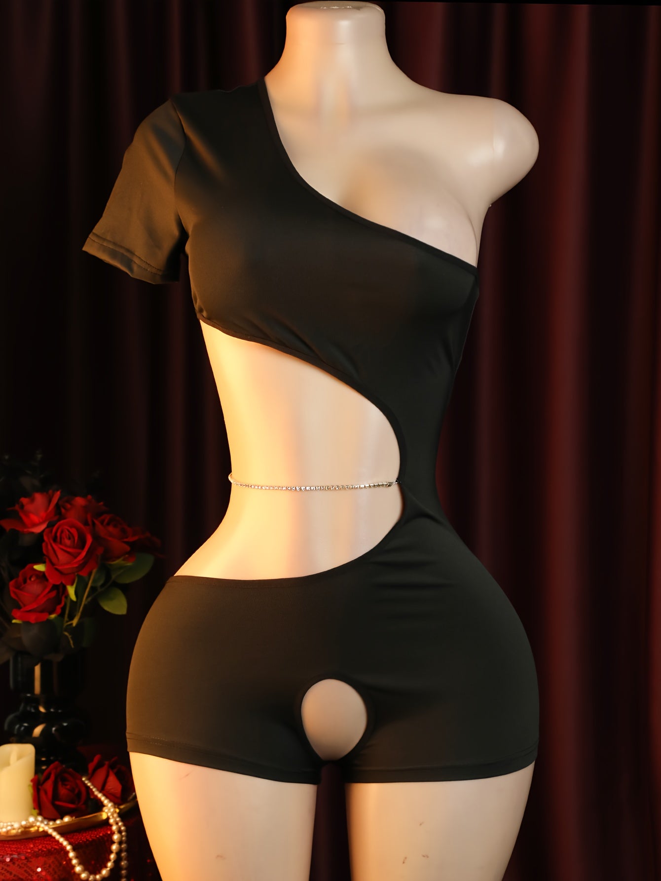 بدلة نسائية مثيرة بقصة غير متناسقة