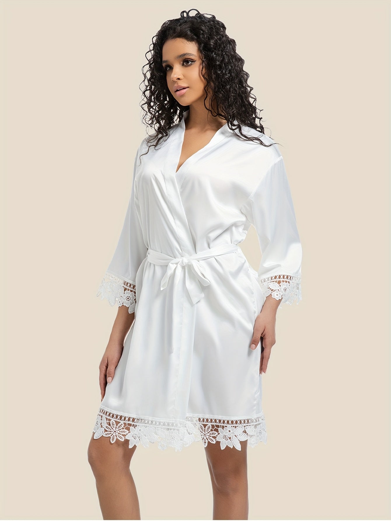 روب ساتين أبيض أنيق