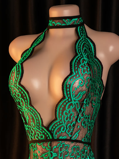 بادي نسائي مع حواف مزخرفة