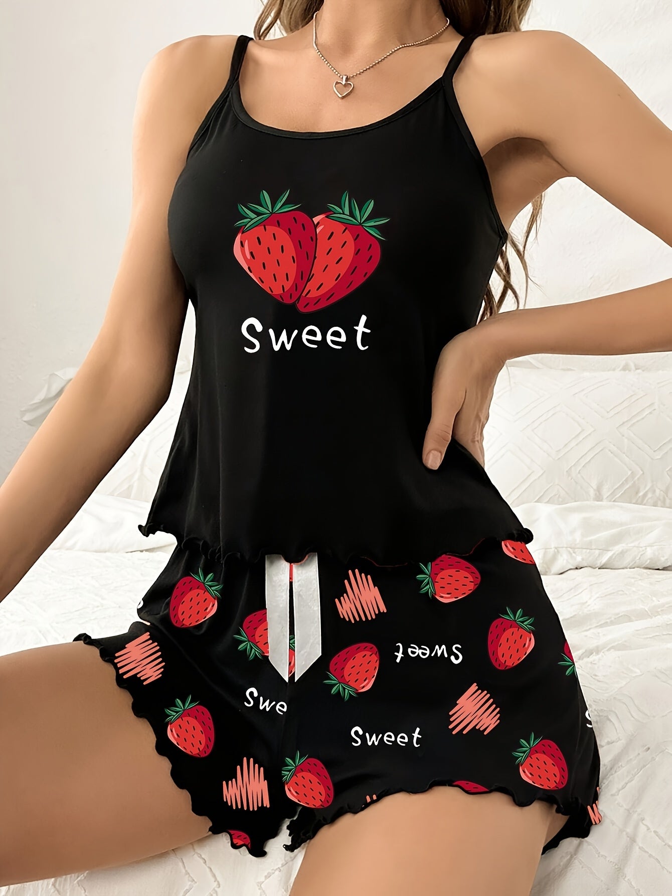 طقم بيجاما نسائي بطباعة فراولة