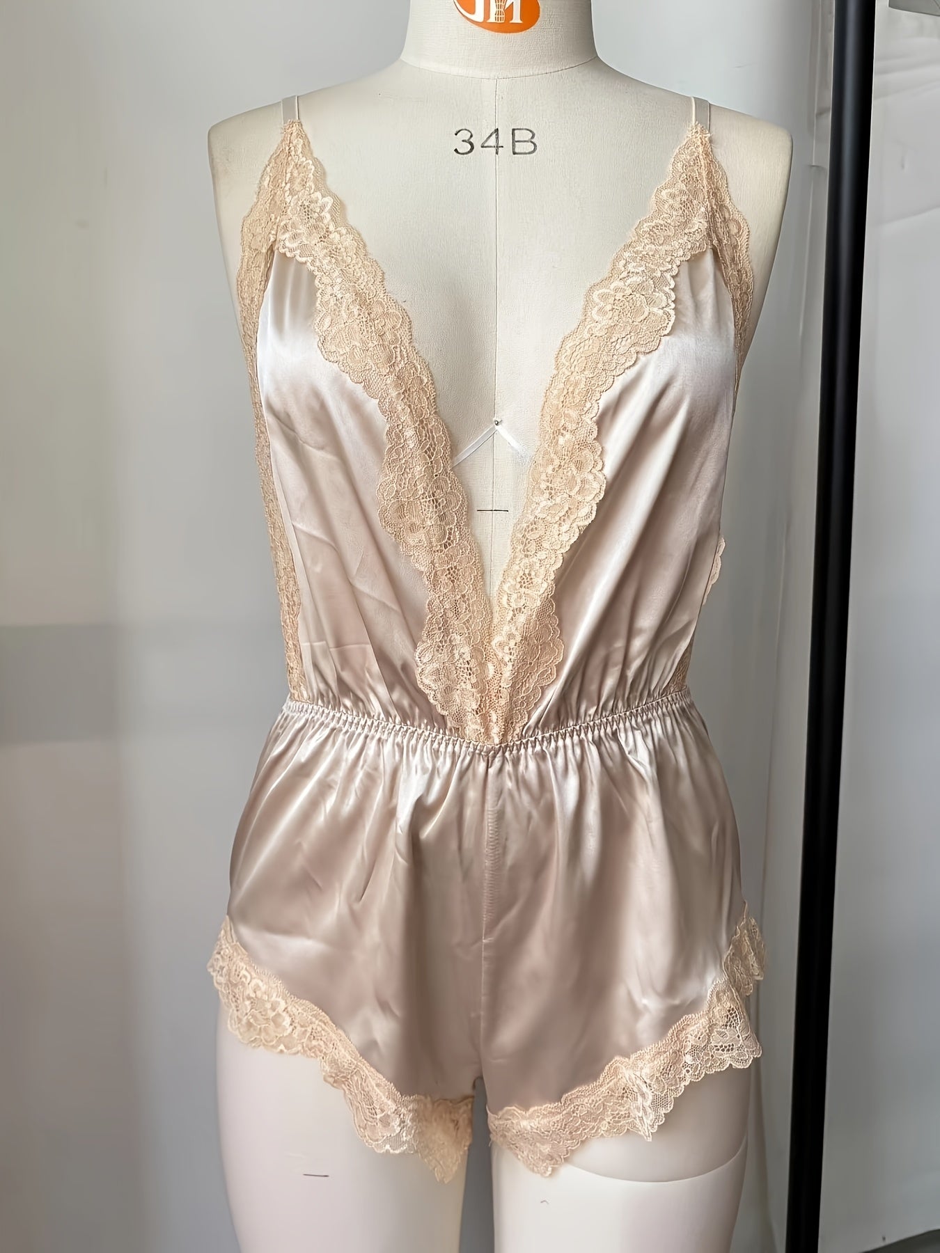 ثوب نوم وردي مزخرف