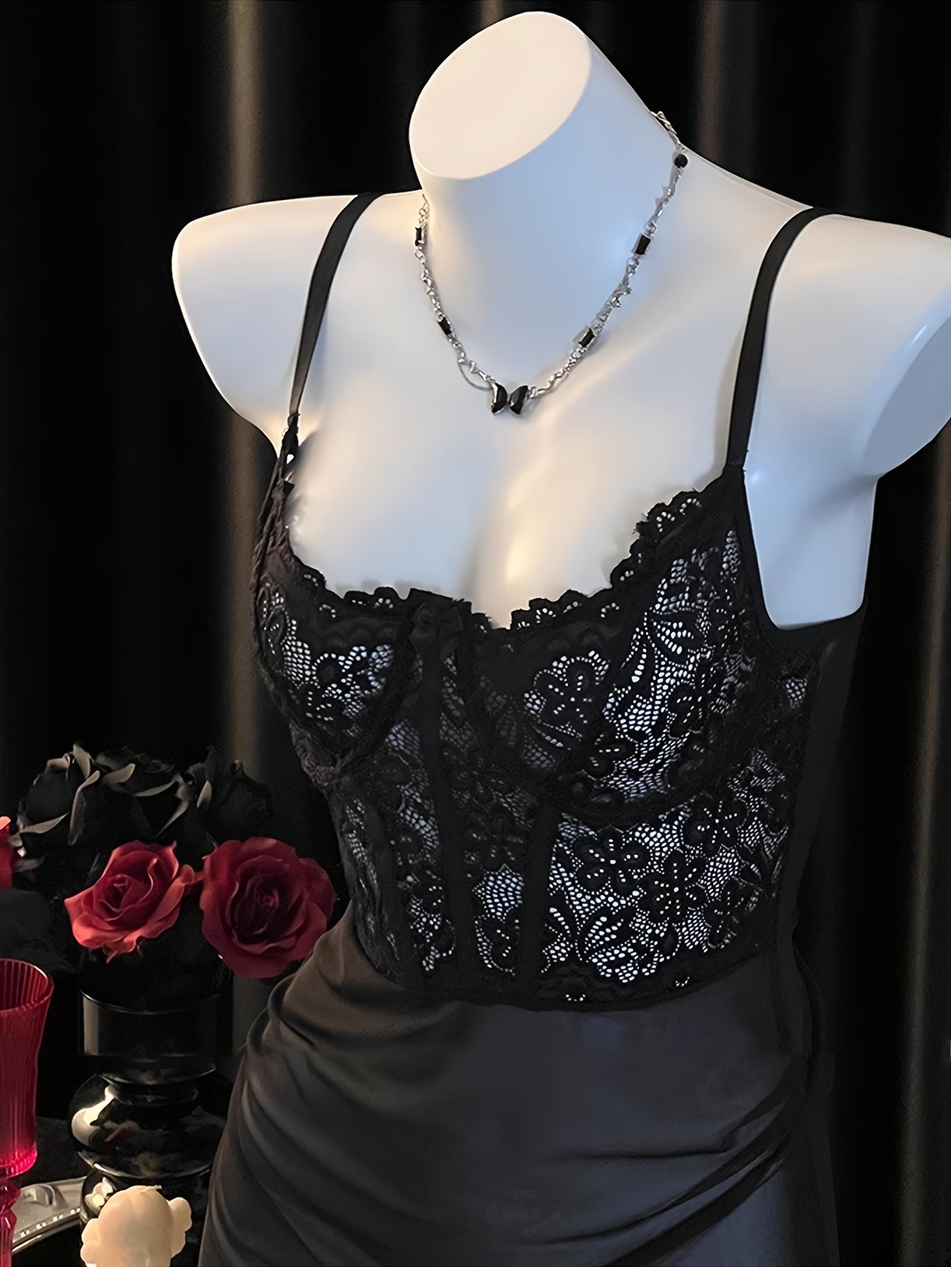 بدلة مثيرة بقصة دانتيل سوداء