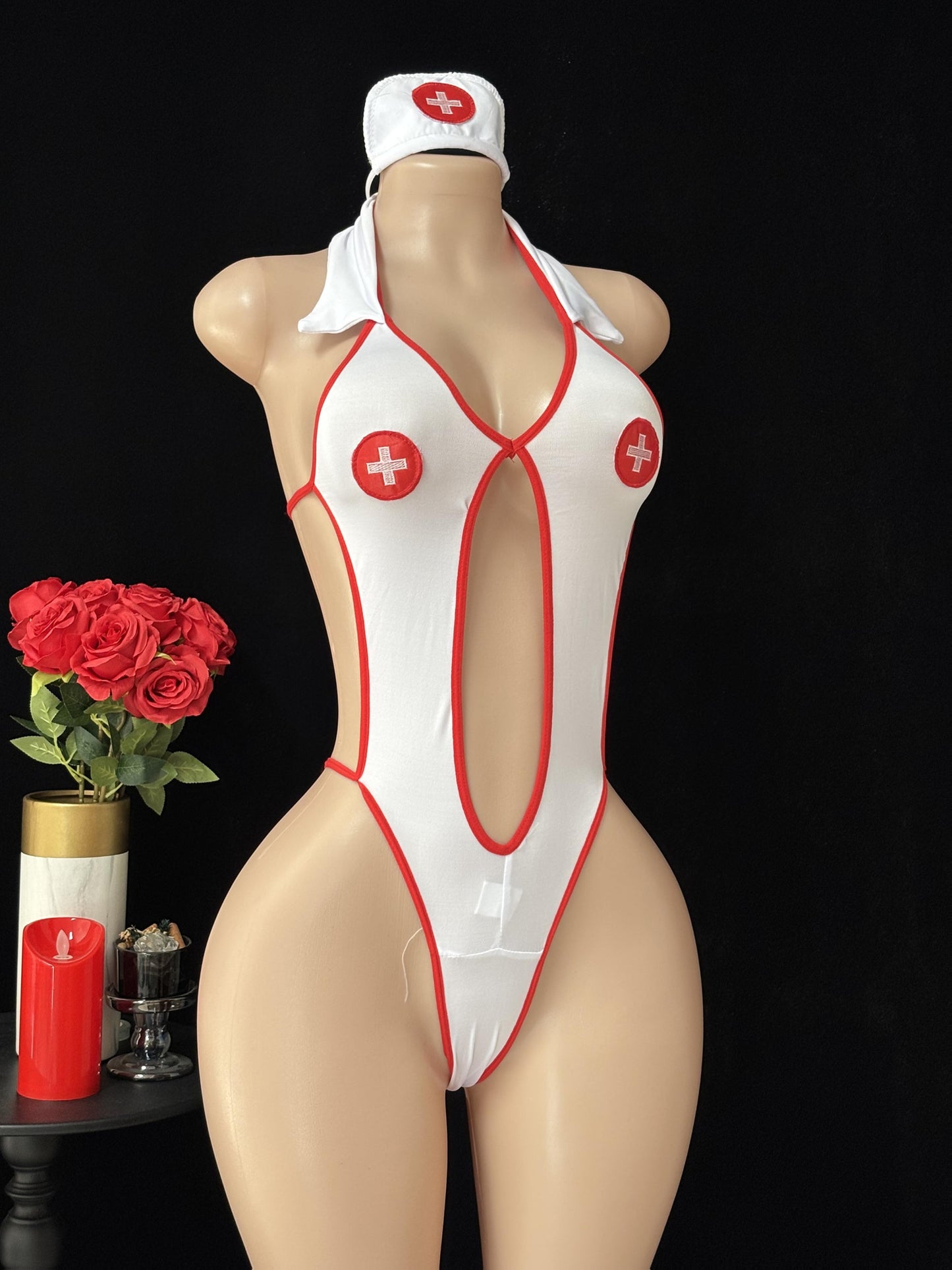 زي مريم التمريض الأبيض