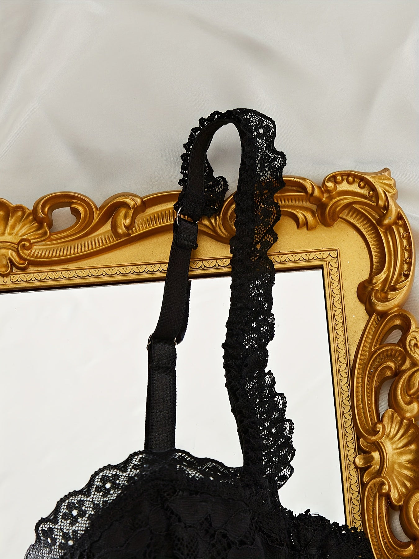 طقم الساتان الأسود الملكي (مع روب مزين باللؤلؤ)