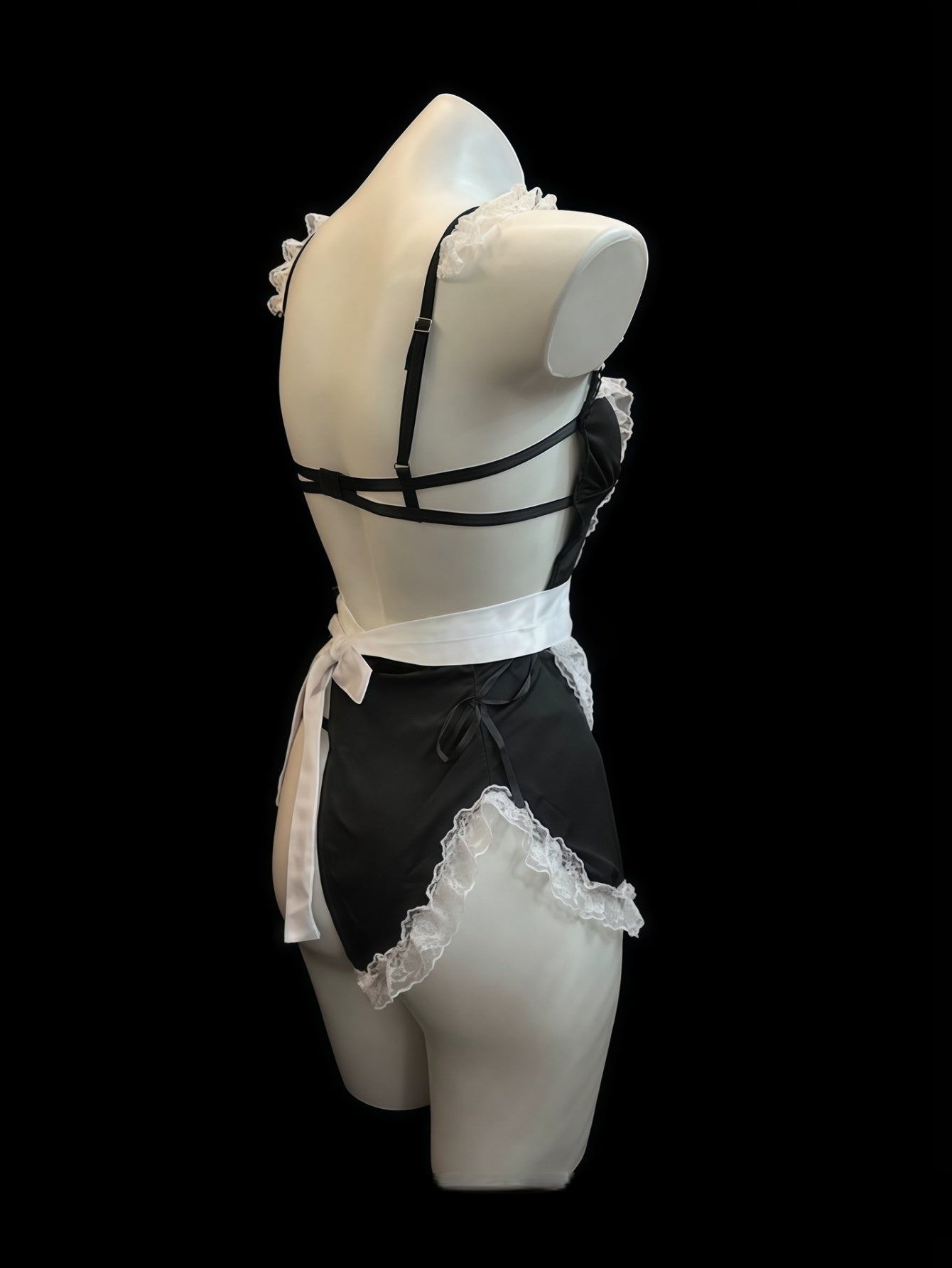 زي خادمة باللونين الأسود والأبيض