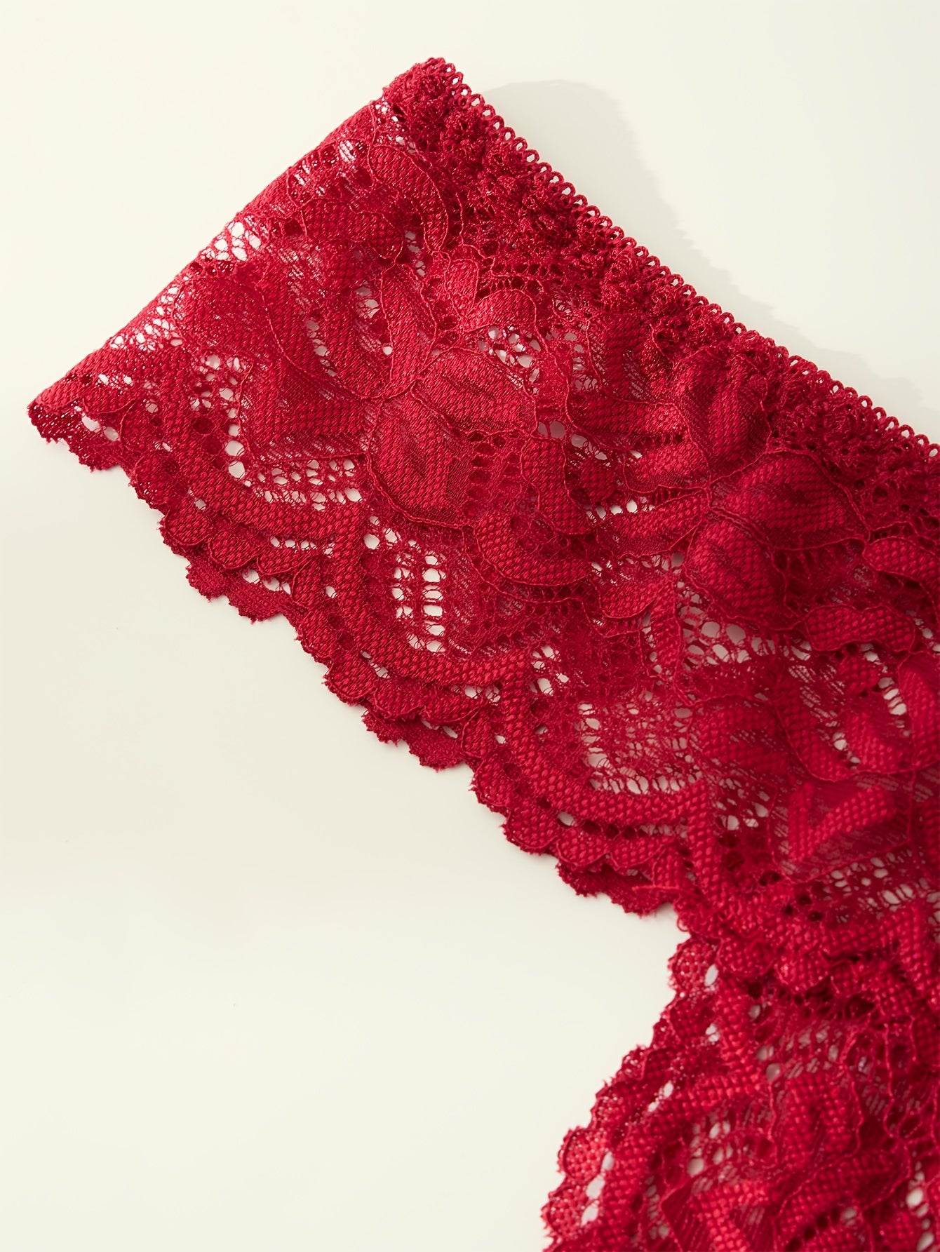 شورت داخلي دانتيل حمراء بحجم كبير