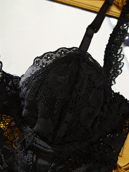 طقم الساتان الأسود الملكي (مع روب مزين باللؤلؤ)