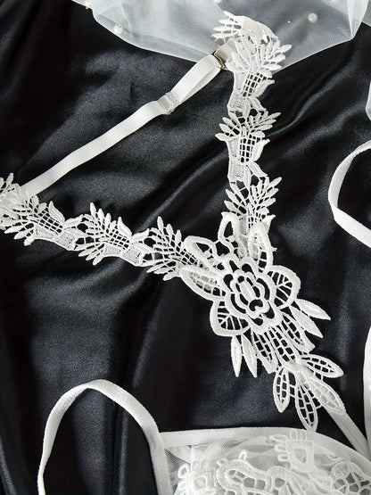 مجموعة لملابس داخلية أنيقة بيضاء